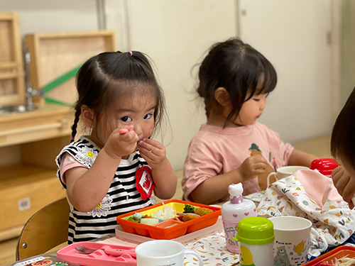 給食を食べる子供