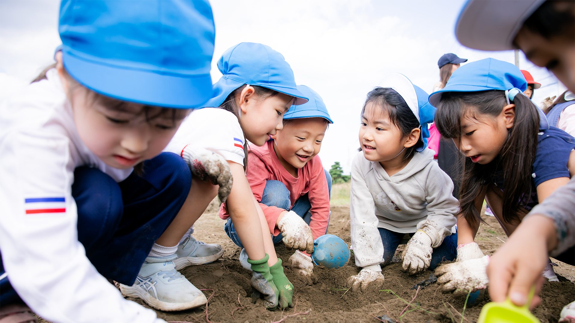 農園で作業する子供たち