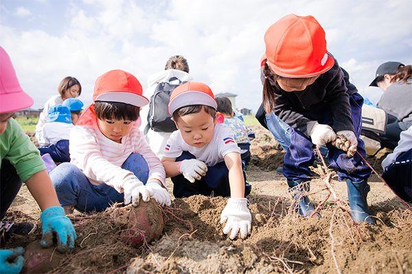 畑で農作業をする子供